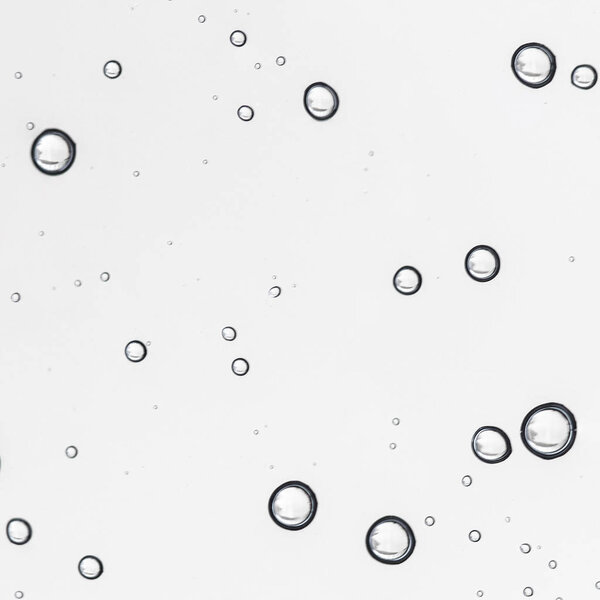 Дождевая вода капает на чистое окно. Капли дождя естественным образом
