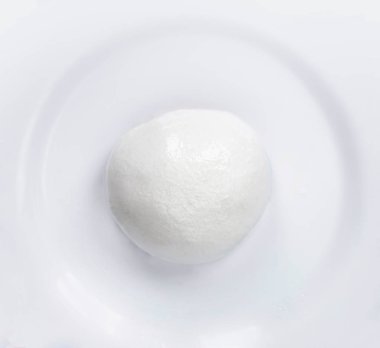 Mozzarella peynirli bufalo beyaz bir tabakta izole edilmiş. Üst görünüm. 