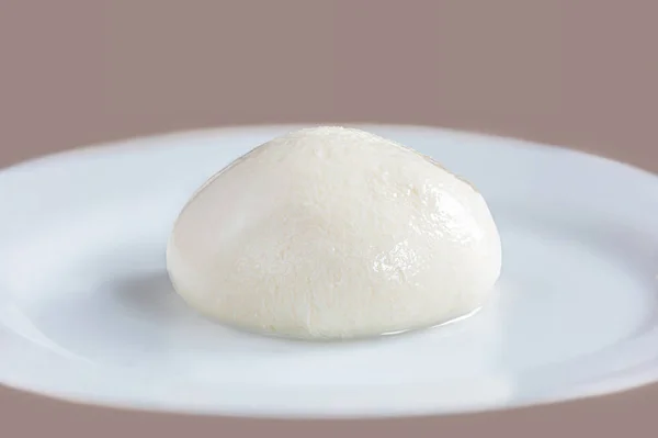 Mozzarella sýr Buffalo na bílém talíři zblízka. Tradiční — Stock fotografie