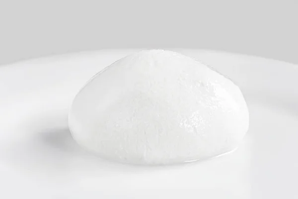 Mozzarella formaggio Buffalo su un piatto su sfondo bianco clos — Foto Stock