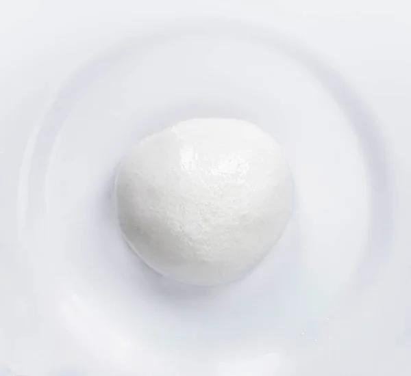 Queijo Mozzarella Buffalo isolado em um prato branco. Vista superior . — Fotografia de Stock