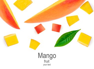 Yapraklı mango meyvesi ve beyaz torbaya izole edilmiş mango.
