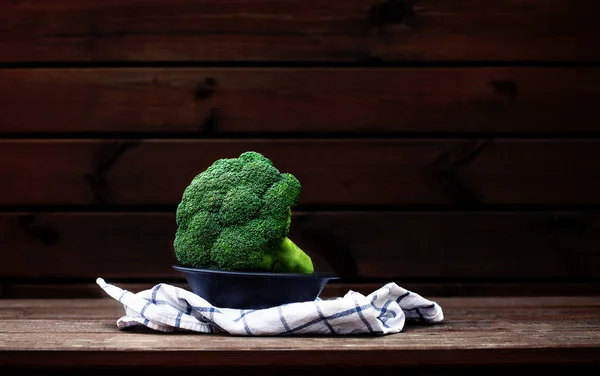 Brokoli hijau segar dalam mangkuk di atas meja kayu dekat. Salin spa — Stok Foto