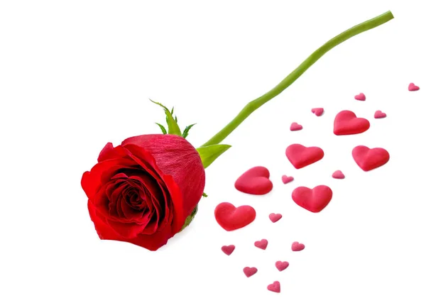 Červená růže se srdcem izolovaným na bílém pozadí. Slavnostní Valen — Stock fotografie