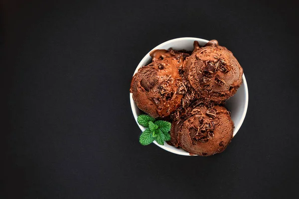 Chocolate ice cream balls in a bowl on dark stone background. Su — Stock Photo, Image
