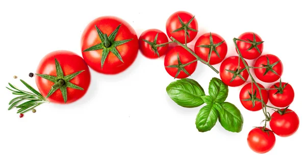 Kreatives Layout aus Tomaten, Kräutern und Gewürzen. rote Tomaten a — Stockfoto