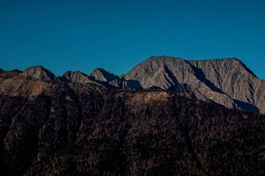 Dağlar manzarası. Gün batımında güzel dağ zirveleri. Boşluğu Kopyala