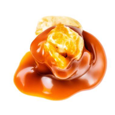 Karamel soslu patlamış mısır şekeri beyaz arka plan makrosu üzerinde izole edilmiş.