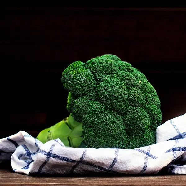 Brócoli Verde Fresco Tazón Sobre Mesa Madera Cierran Espacio Copia —  Fotos de Stock