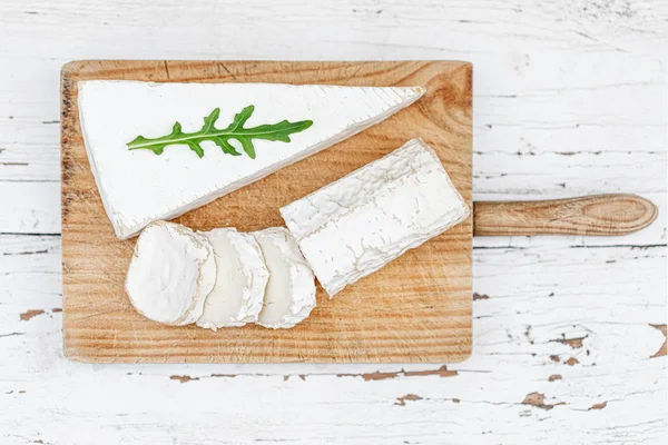 Queso Fresco Sobre Tabla Madera Sobre Fondo Blanco Bandeja Queso — Foto de Stock