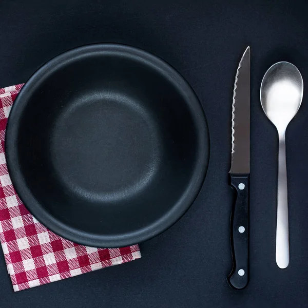 Black Plate Cutlery Red Checkered Napkin Black Table Top View — Stock Photo, Image
