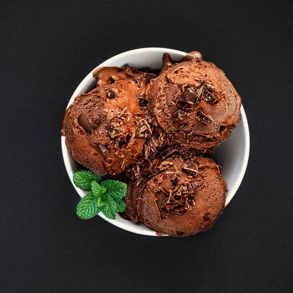 在深色石头背景的碗里放着巧克力冰淇淋球 夏季菜单概念 冰淇淋顶视图 复制空间 — 图库照片