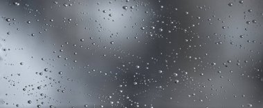 Siyah dramatik bir pencere camına yağmur damlaları düşer. Sonbahar Bokeh depresyon geçmişi. Yağmur sesi.