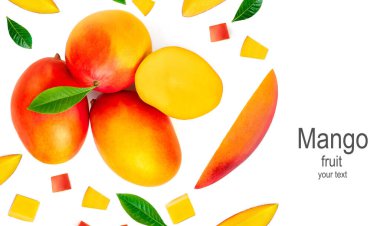 Mango beyaz arka planda izole edildi. Taze tropikal mango yığını.