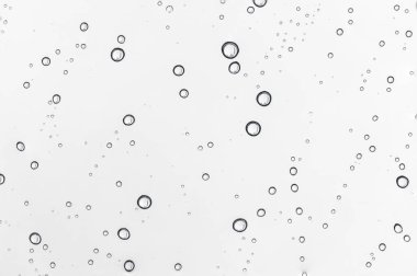 Temiz pencereye yağmur damlaları düşer. Doğal yağmur damlası deseni. Sonbahar depresif arka plan