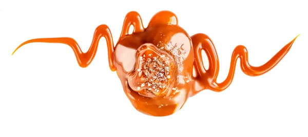 Salty Caramel Snoepjes Met Karamel Saus Geïsoleerd Een Witte Achtergrond — Stockfoto