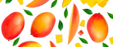 Mango beyaz arka planda izole edildi. Taze tropikal mango yığını.