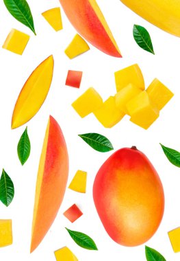Beyaz arka planda yalıtılmış mango meyvesi. Düz yatıyordu. Yaratıcı düzen. Mango Yaz Şablonu