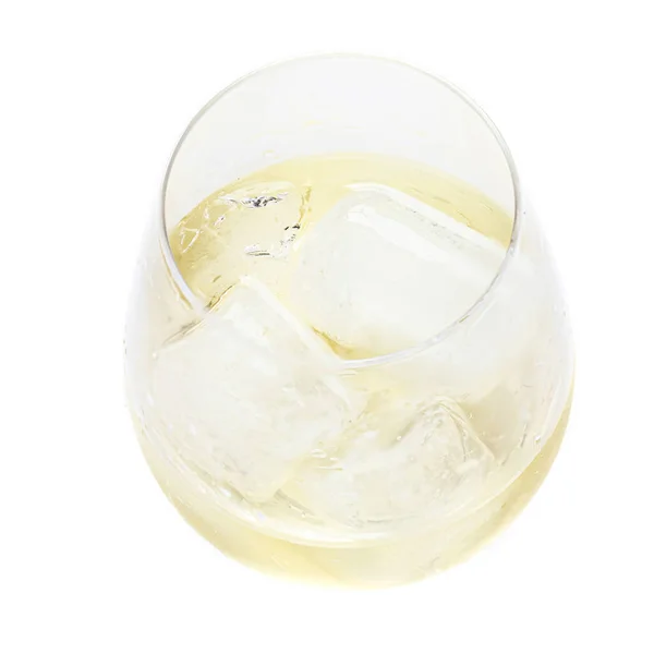 Copo Vinho Branco Com Cubos Gelo Isolados Sobre Fundo Branco — Fotografia de Stock