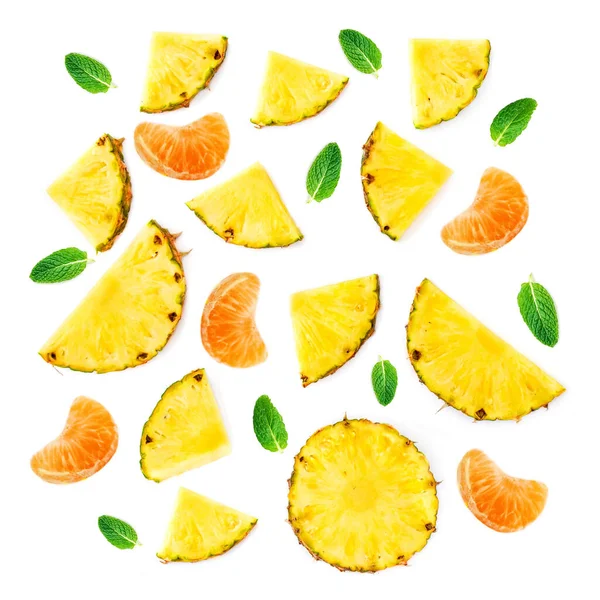 Letni Wzór Plastrami Ananasa Izolowane Egzotyczne Owoce Kawałki Ananasa Zielonymi — Zdjęcie stockowe