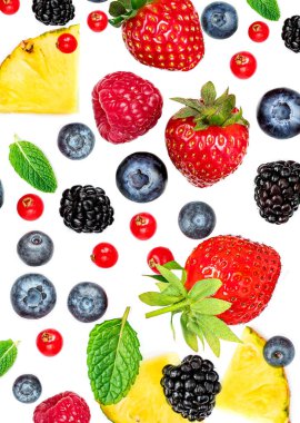 Beyaz arka planda izole edilmiş taze böğürtlenler, üst manzara. Çilek, ahududu, böğürtlen ve nane yaprağı.