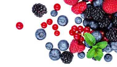 Beyaz arka planda izole edilmiş tatlı meyveler, üst manzara. Böğürtlen çerçevesi. Düz yatıyordu.