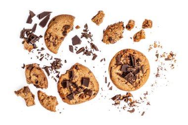 Çikolata parçacıklı kurabiyelerden yapılmış yaratıcı bir düzen. Beyaz arka planda kırıntıları olan kurabiyeler. Üst manzara, düz uzanma