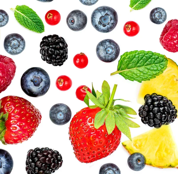 新鲜的浆果在白色的背景上分离 顶部视图 覆盆子 蓝莓和薄荷叶 — 图库照片