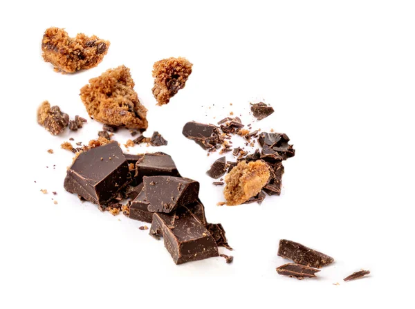 Chocolade Stukjes Boter Chocolade Chip Koekjes Kruimels Geïsoleerd Witte Achtergrond — Stockfoto