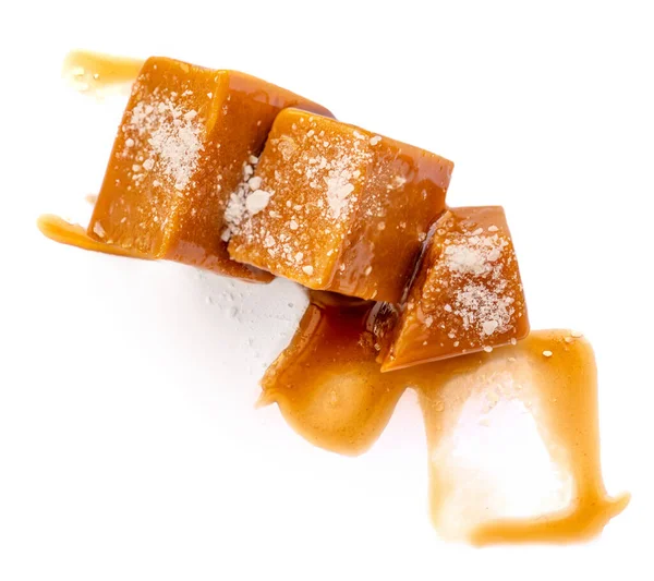 Cukierki Karmelowe Słodki Sos Izolowane Białym Tle Widok Góry Kawałki — Zdjęcie stockowe
