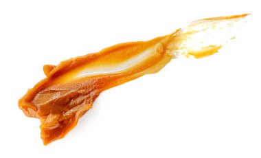 Erimiş karamel beyaz arka planda izole edilmiş. Tatlı şekerleme üstten manzara, düz uzanma