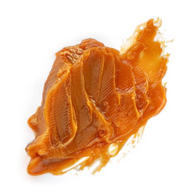 Yumuşak eritilmiş karamel beyaz arka planda izole edilmiş Macro. Altın Karamela şekerleme