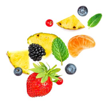 Beyaz arka planda izole edilmiş yaz meyveleri ve karışık böğürtlenlerden oluşan yaratıcı bir düzen. Düz yatıyordu. Yiyecek konsepti