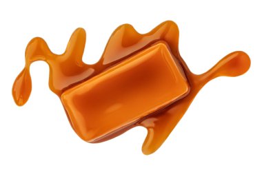 Beyaz zemin üzerinde sıvı karamel şurubu olan karamel parçası. Şekerli, şekerli üst görünüm, düz yatış.