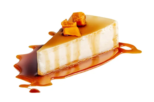 白い背景にトフィーキャンディーとキャラメルソースでチーズケーキのピース チーズケーキのスライスを閉じて — ストック写真