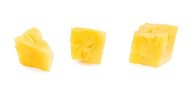 Beyaz arka planda izole edilmiş taze kesilmiş ananas. Ananas parçaları kapanıyor.