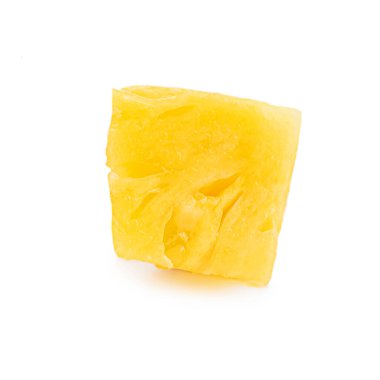 Beyaz arka planda izole edilmiş taze kesilmiş ananas. Ananas parçaları kapanıyor.