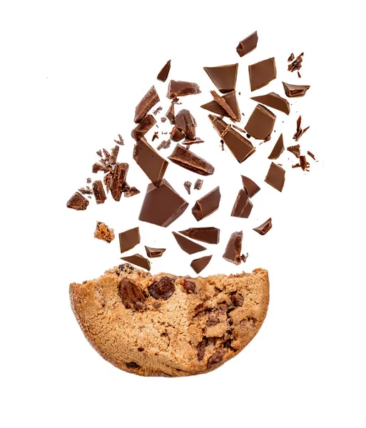 在白色背景上分离的巧克力奶油曲奇 饼干碎成碎片 碎屑密闭着 — 图库照片