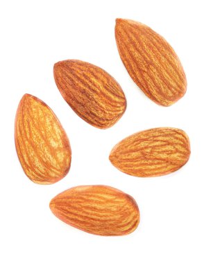 Bademler izole edildi. Beyaz arka planda çiğ badem fıstığı. Üst Manzara. Düz Yatık Koleksiyon. Yakın plan.