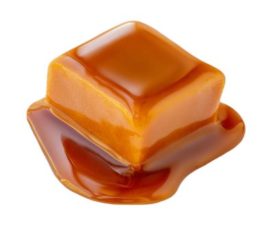 Karamel sosu beyaz arka planda izole edilmiş karamel şekerleri üzerinde akıyor. Altın Karamela şekerlemesi.