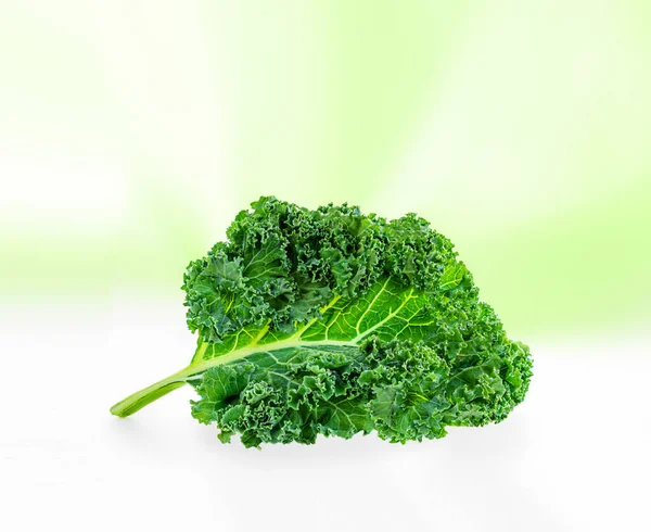 Kale Saláta Levelek Fényes Nyári Háttérrel Egészséges Élelmiszer Koncepció — Stock Fotó