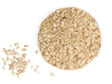 Beyaz arka planda izole edilmiş bir kasede yulaf ezmesi. Yulaf Yığını