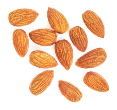 Badem fıstığı beyaz arka planda izole edilmiş. Badem Yığını Üst Manzara. Gıda Yaratıcı Düzen