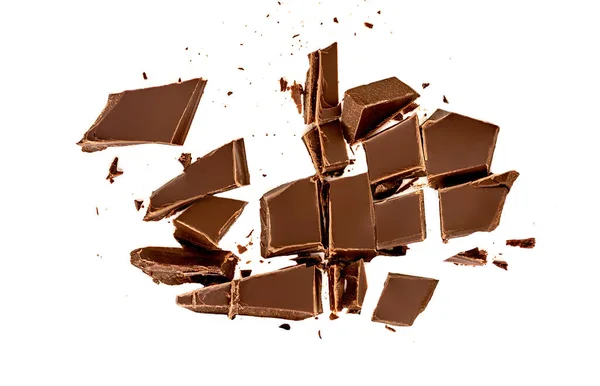 초콜릿은 산산조각 배경에 조각이나 있었다 초콜릿 방울이 떨어지는 보이는 — 스톡 사진