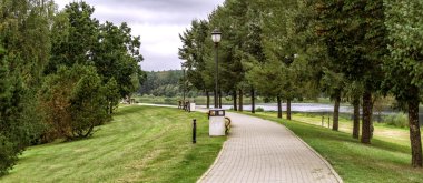 Promenade, ağaçlar