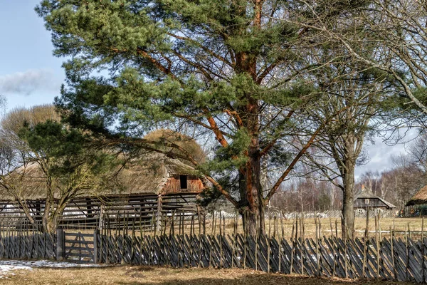 Altbau im Dorf — Stockfoto