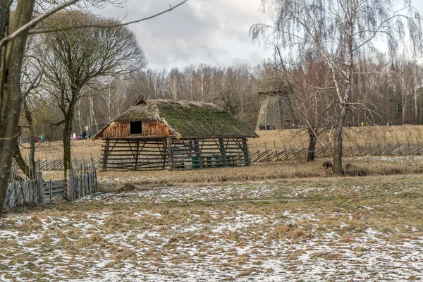 Старый дом зимой — стоковое фото