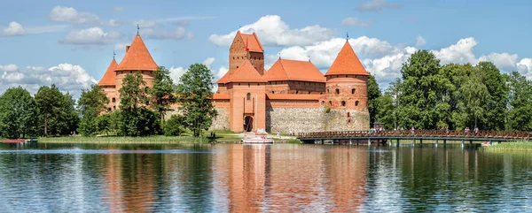 Trakai slott på sjön Galve ö — Stockfoto