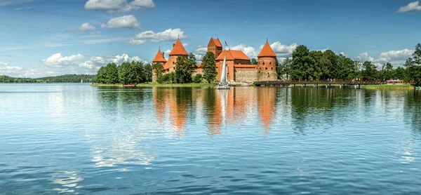 Тракайский замок на озере Гальве — стоковое фото