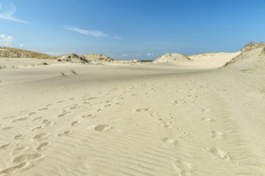 Mavi gökyüzü ve kum